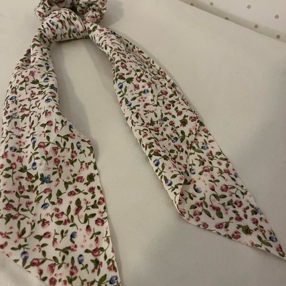 Women’s Accessories Hair Scrunchie White Flower Pattern - Picture 8 of 9